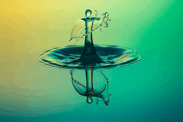 This example shows how a JPEG with a continuous background color gradient and a falling droplet is converted into a GIF. Since JPEGs can display the full RGB color spectrum, including smooth gradients and color transitions with minimal quantization artifacts, the original image looks very fluid. However, in the GIF, which is restricted to only 8-bit color spectrum, the gradient becomes slightly patchy, with groups of similar pixels merging into the same solid color zones, called banding and posterization. (Source: Pexels.)